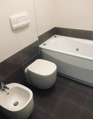 Camera privata con bagno su appartamento condiviso, Benátky (fotografie 8)
