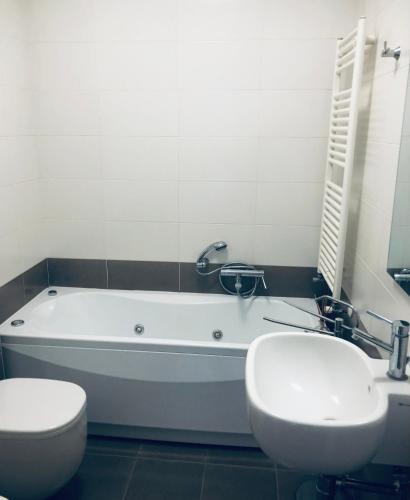 Camera privata con bagno su appartamento condiviso, Benátky (fotografie 9)