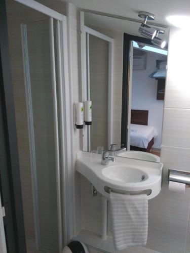 Economy Double Room image 10