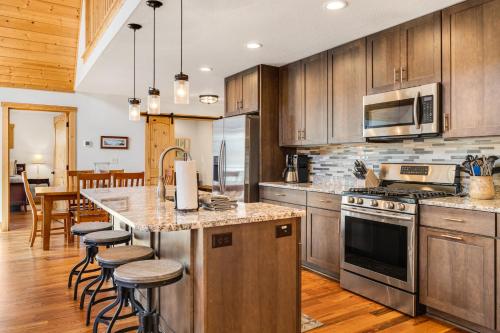 Konyha, Serenade Shores by Carolina Mornings in Etowah (NC)