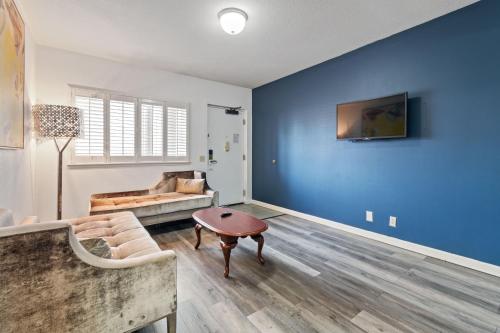 Lions Gate Hotel - image 7