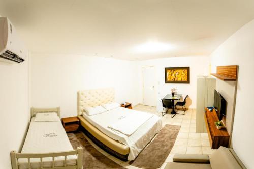 1 queen bed, 2 twin beds, 2 bunk beds