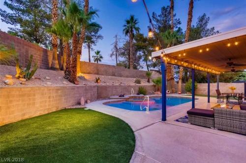 Modern Family Home w Pool Near Strip - image 8