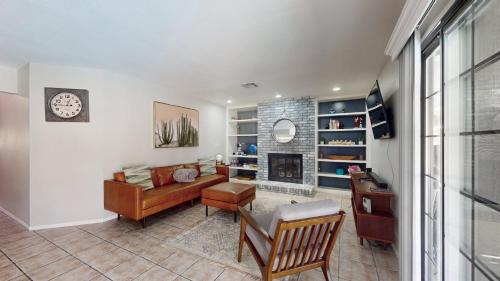 Modern Family Home w Pool Near Strip - image 3