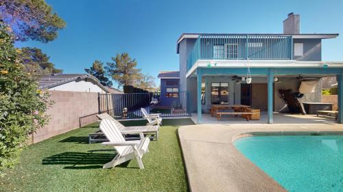 Modern Family Home w Pool Near Strip - image 12