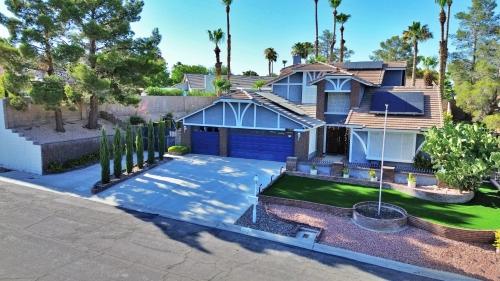 Modern Family Home w Pool Near Strip - image 6