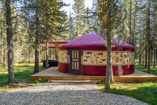 . Shanti Yurt with private hot tub in Bragg Creek