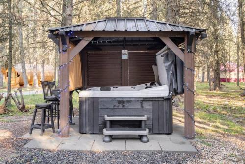 Rustic Cozy Cabin with hot tub in Bragg Creek (AB)