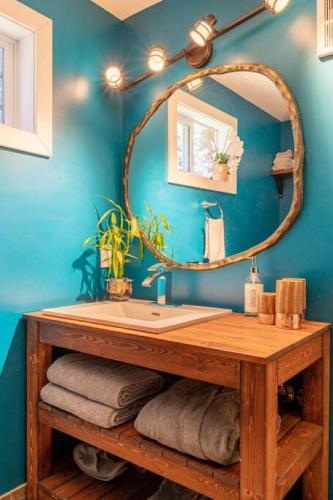 Rustic Cozy Cabin with hot tub in Bragg Creek (AB)
