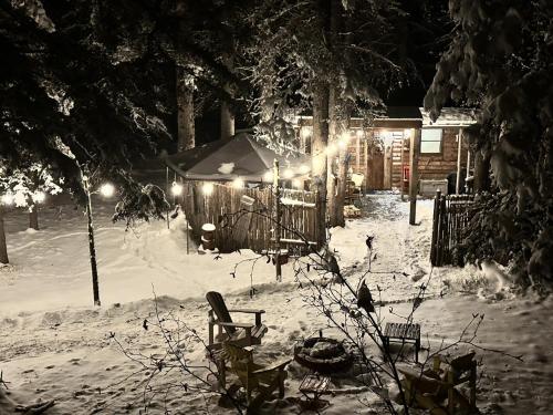 Rustic Cozy Cabin with hot tub in Bragg Creek (AB)