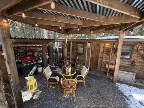 Rustic Cozy Cabin with hot tub in Bragg Creek (AB)