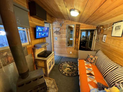 Rustic Cozy Cabin with hot tub in Bragg Creek (AB)