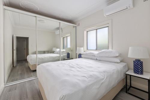 2-Bed Apartment Near Manly Beach - image 3