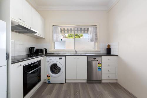 2-Bed Apartment Near Manly Beach - image 7