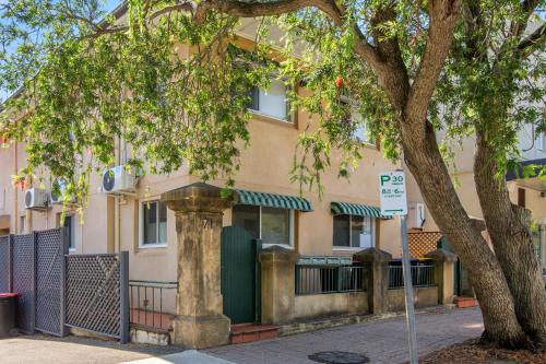 2-Bed Apartment Near Manly Beach - image 8