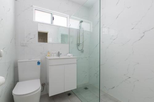 2-Bed Apartment Near Manly Beach - image 6