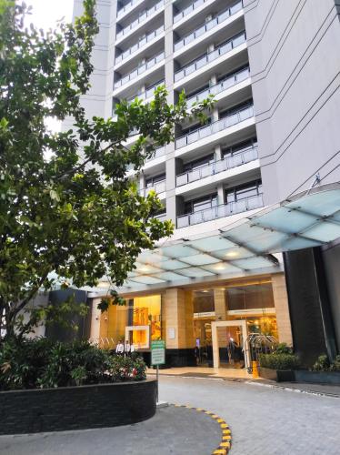 High Sunset View with Fast WiFi, Pool, Big Balcony, Gym Access, Metro Manila