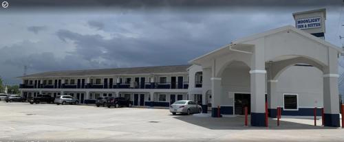 Moonlight Inn & Suites