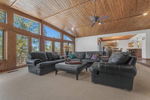 Country Club Cabin with Hot Tub in 弗拉格斯塔夫市郊