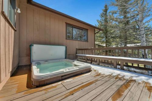 Country Club Cabin with Hot Tub in 弗拉格斯塔夫市郊