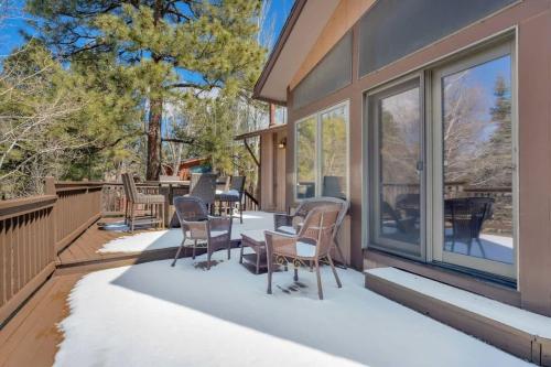 Country Club Cabin with Hot Tub in 弗拉格斯塔夫市郊