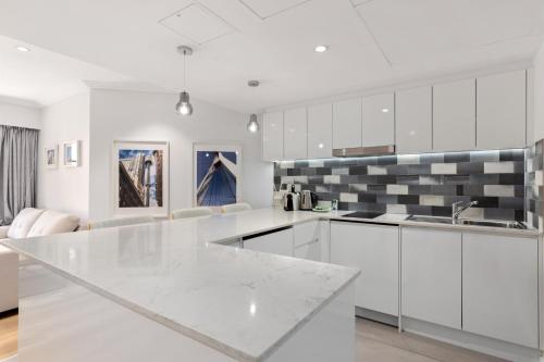 Bright & Spacious 1-Bed in Vibrant Sydney - image 7