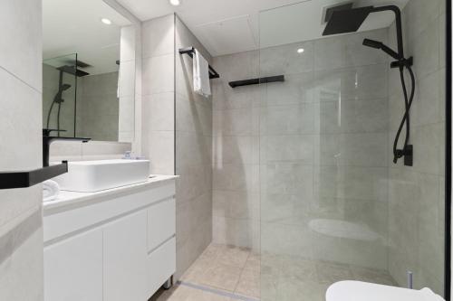 Bright & Spacious 1-Bed in Vibrant Sydney - image 8