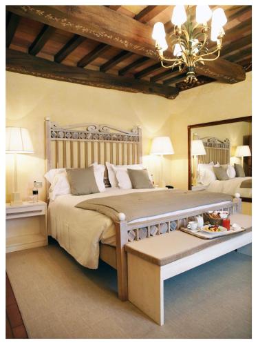 1 queen bed, 1 sofa bed