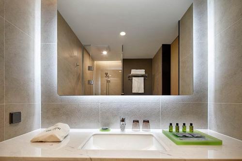 room detail thumbnail 2