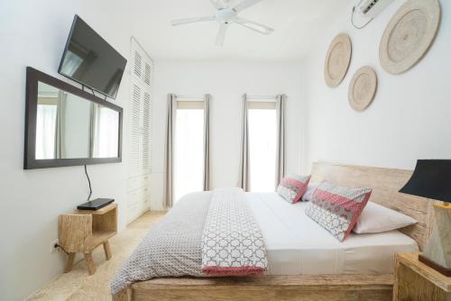 Deluxe Two Bedroom Apartment image 4