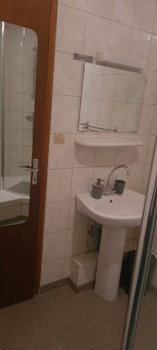 1 double bed, 1 twin bed