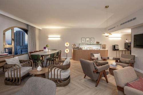 Shared lounge/TV area, Leonardo Hotel Negev in Beer Sheva