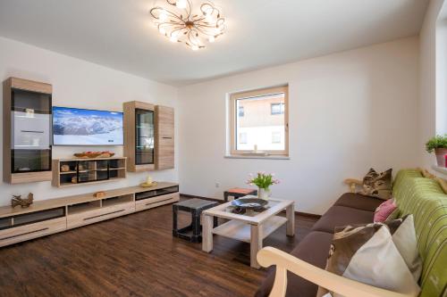 Apartment with Mountain View