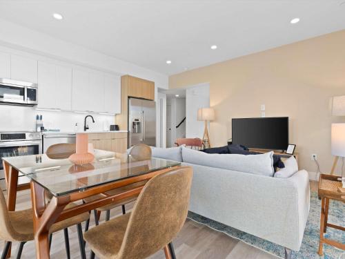 2-Level 2BR & Terrace - Near Metro & Union Market thumb 3