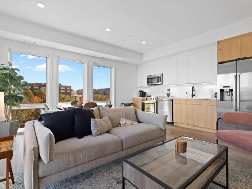 2-Level 2BR & Terrace - Near Metro & Union Market thumb 4