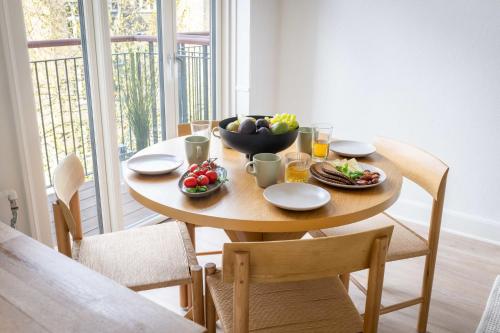 Cozy & Bright Apartment in Peaceful Area - image 3