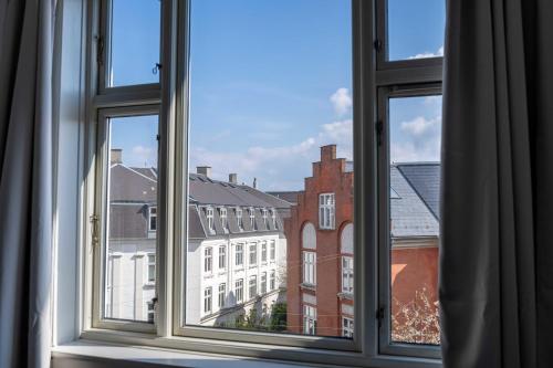 Cozy & Bright Apartment in Peaceful Area - image 11