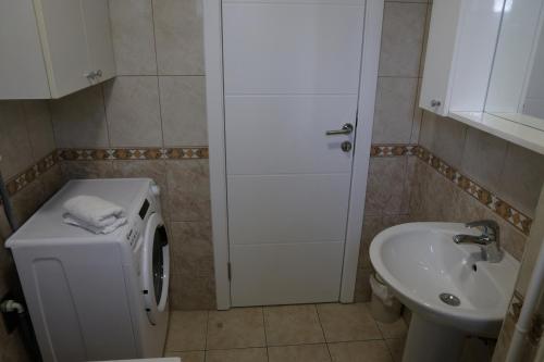 One Bedroom Apartment with Balcony image 4