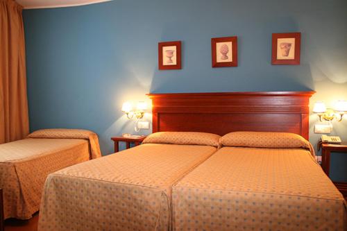 3 twin beds
