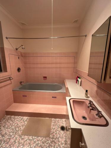 35 Room, Epping (photo 6)