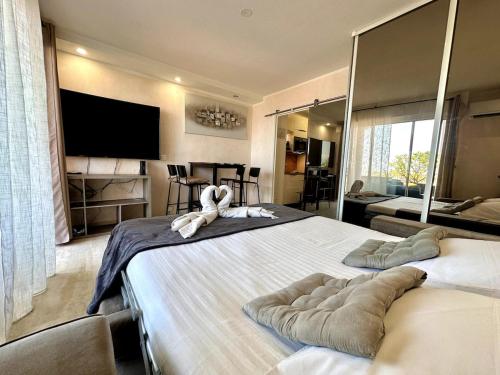 Charmant studio, piscine, vue mer proche Monaco in Cap-d'Ail