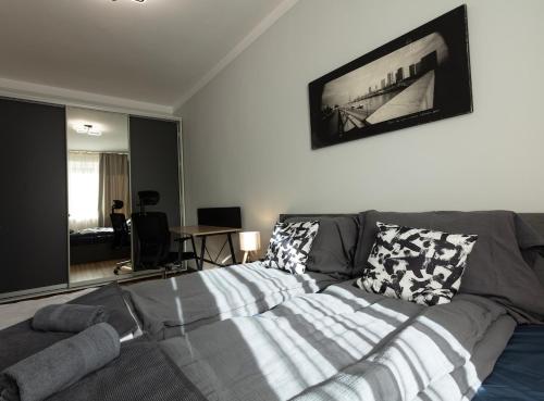 Downtown Stylish Flat, София (фото 11)