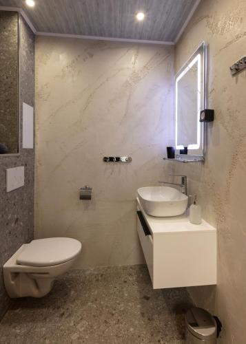 Downtown Stylish Flat, София (фото 3)