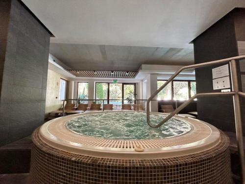 Hot tub, Bassiana Hotel es Etterem in Pentekfalu