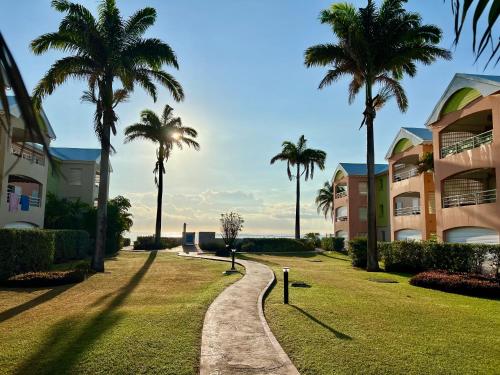 Jardim, T3 Front de mer vue imprenable sur lagon avec Piscine Eden Blue Ste Anne Cuve tampon in Sainte Anne