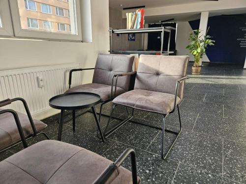 LIVE-INN PRAGUE DELUXE SUITE FOR 1-4 GUESTS, 20 Mins to center, Lift, Gym, Reception, Parking, Roof Terrace, Game & Party