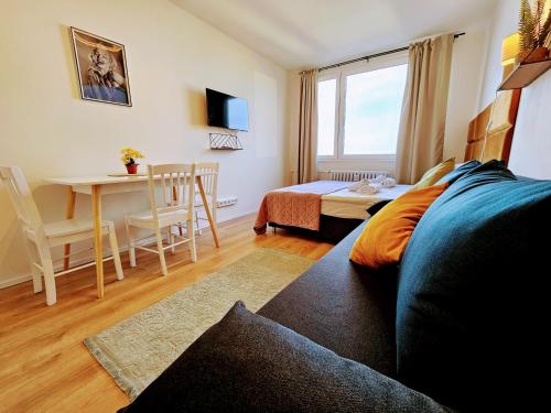 LIVE-INN PRAGUE DELUXE SUITE FOR 1-4 GUESTS, 20 Mins to center, Lift, Gym, Reception, Parking, Roof Terrace, Game & Party