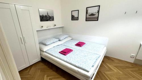 One-Bedroom Apartment with City View room in Side Street Apartments