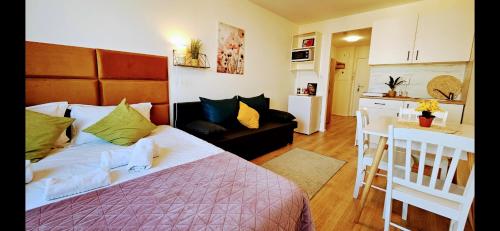 LIVE-INN PRAGUE DELUXE SUITE FOR 1-4 GUESTS, 20 Mins to center, Lift, Gym, Reception, Parking, Roof Terrace, Game & Party