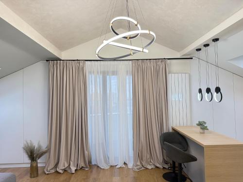 Deluxe One-Bedroom Apartment image 7